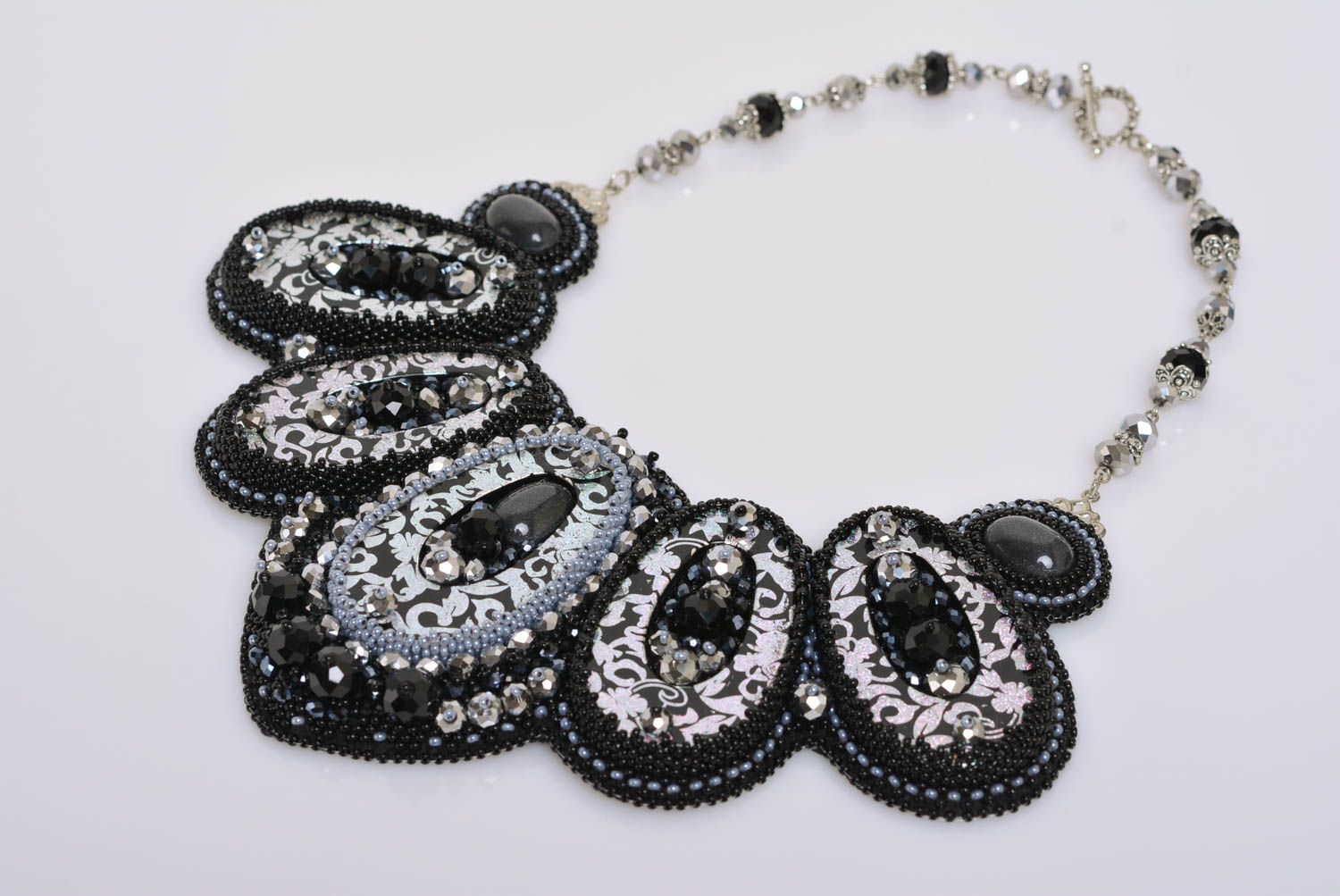 Ожерелье из бисера и бусин ручной работы массивное вечернее черное с белым фото 3