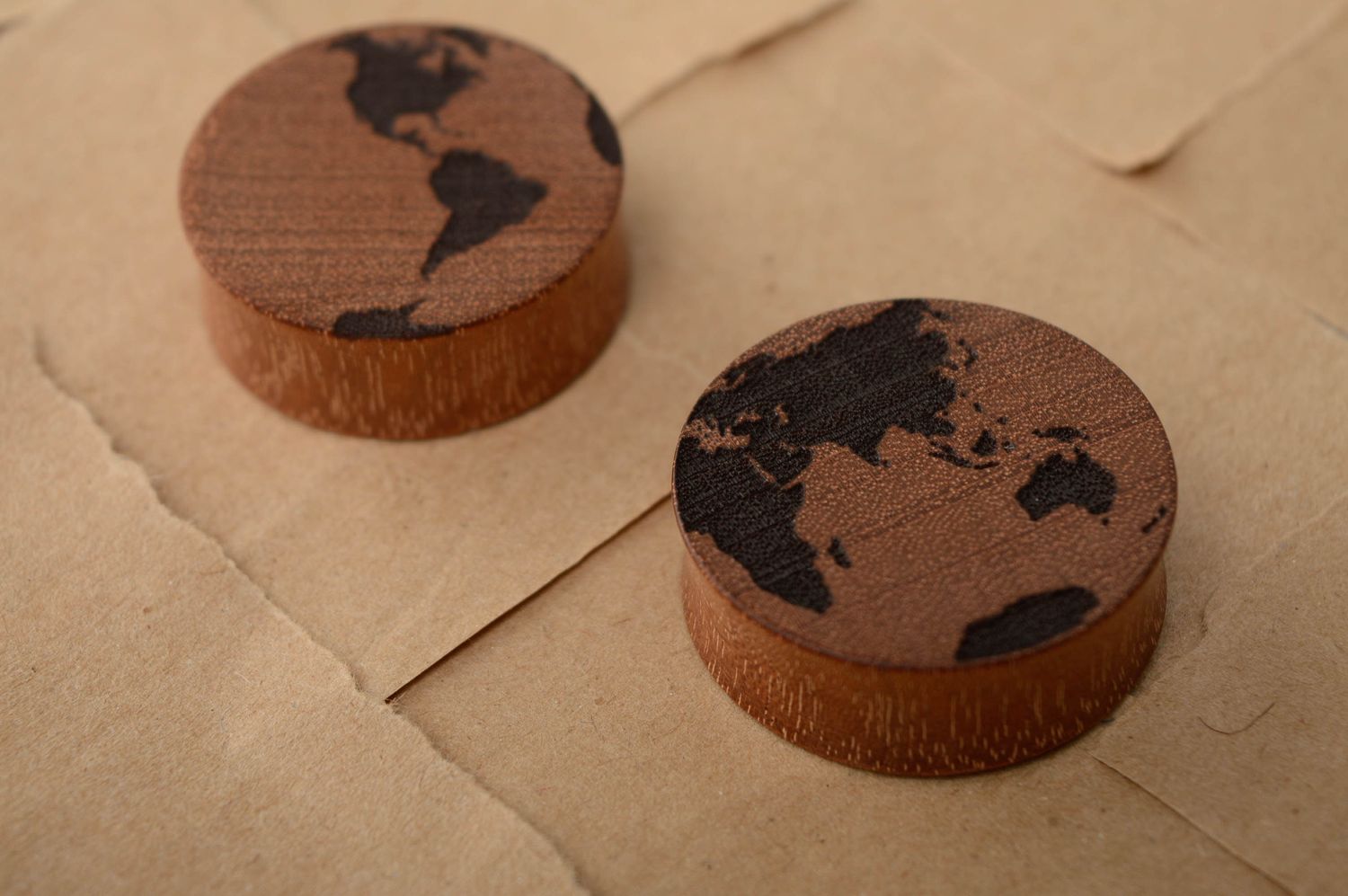 Tapones de madera para orejas Mapa del mundo foto 3