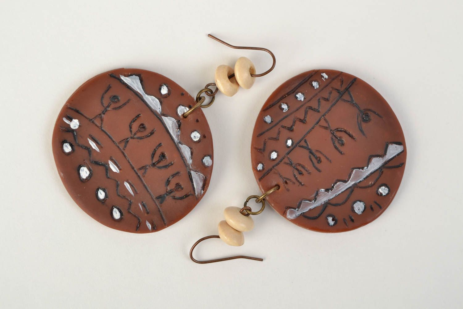Handgemachte runde elegante braune Ohrringe aus Polymer Ton mit Bemalung Holzperlen foto 3