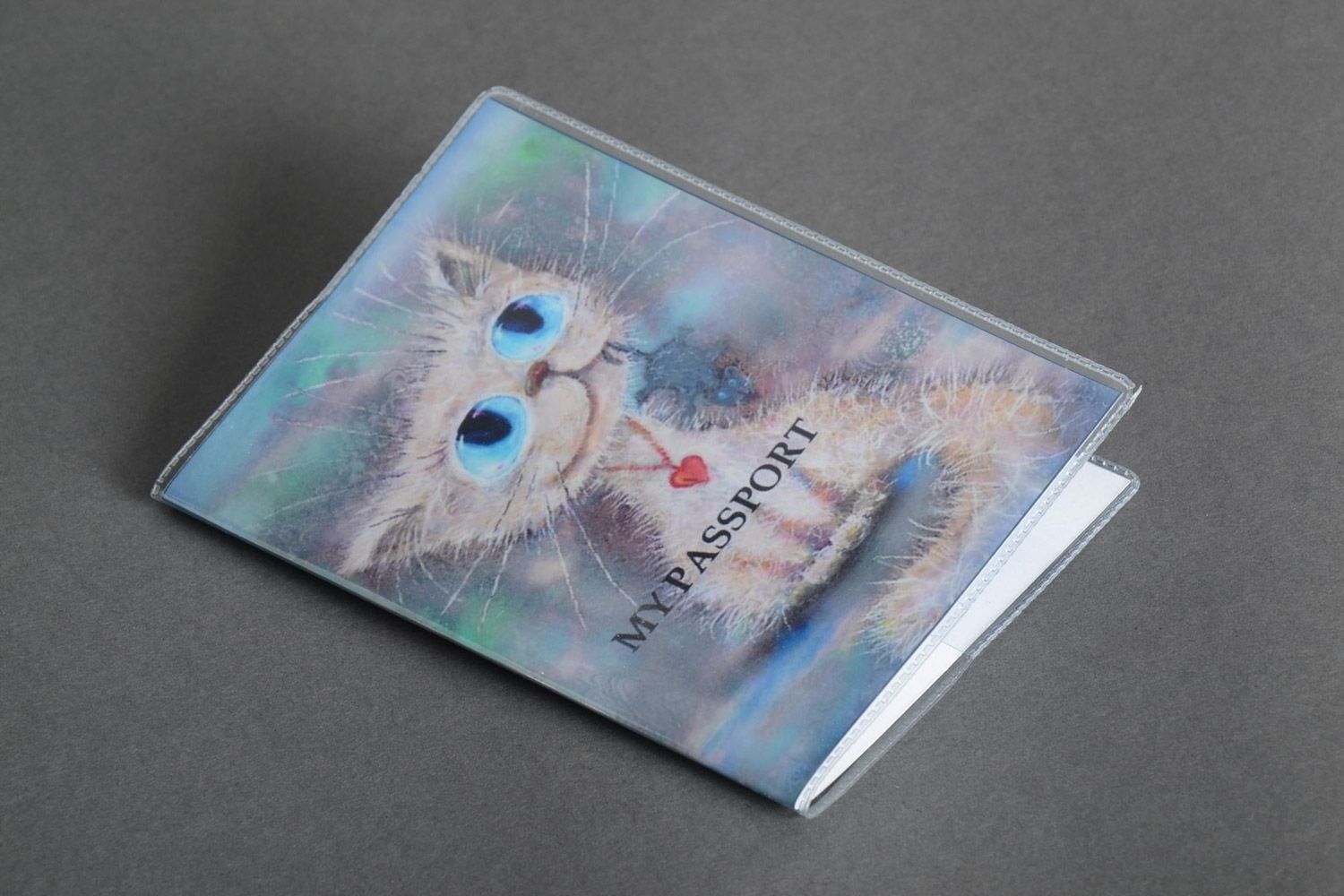 Funda para pasaporte artesanal plástica con imagen de gato y ratón foto 2