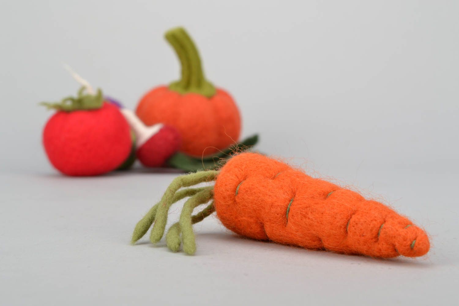 Мягкая игрушка из шерсти Морковь фото 1