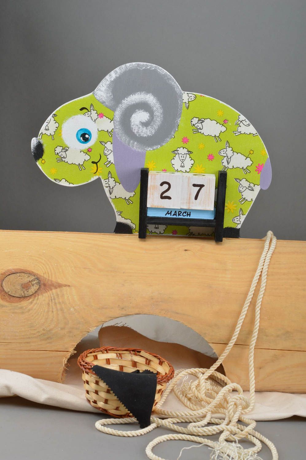 Calendrier perpétuel avec cubes en bois fait main pour enfant mouton vert photo 1