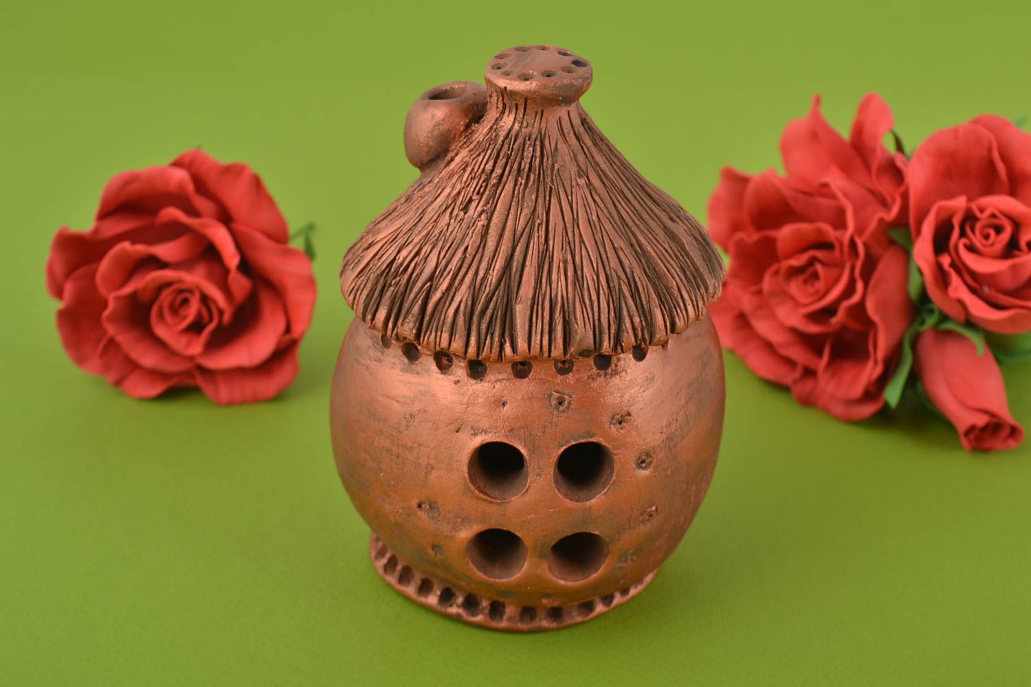 Petite tirelire en céramique brune faite main peinte en forme de maisonnette photo 1