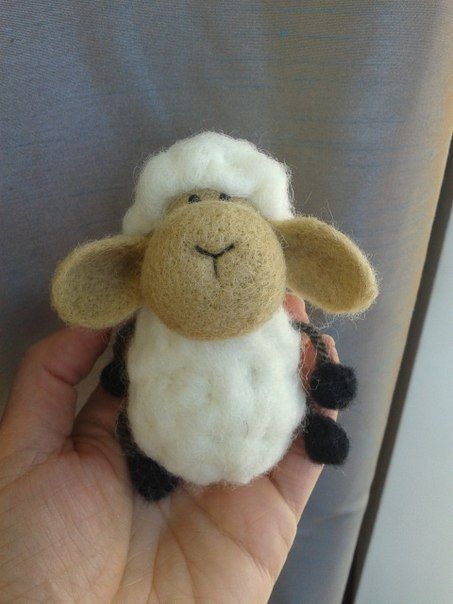 Маленькая игрушка из шерсти овечка в технике валяния ручной работы авторская фото 4