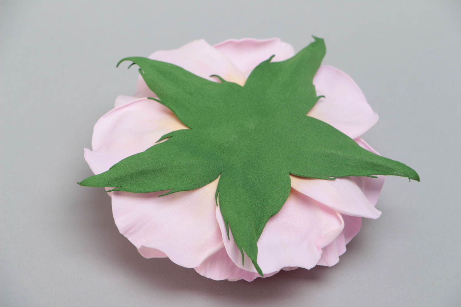 Заготовка под брошь в виде цветка из фоамирана ручной работы Роза нежная фото 4