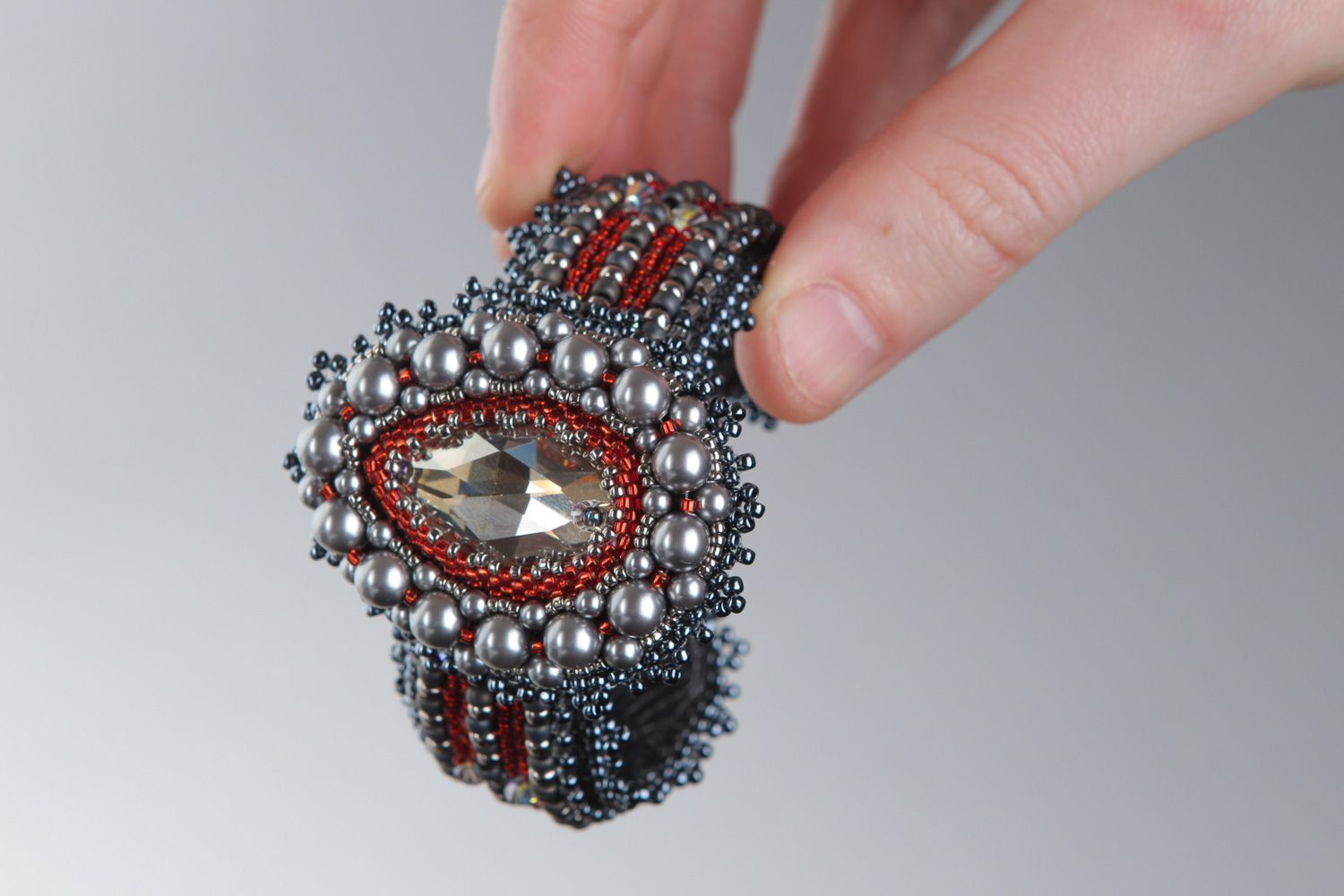 Massives besticktes graues handgemachtes Armband mit Glasperlen für Abendkleid foto 4