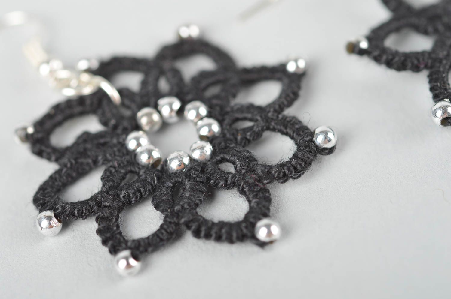 Boucles d'oreilles fait main Bijoux frivolité design fleur noire Cadeau femme photo 4