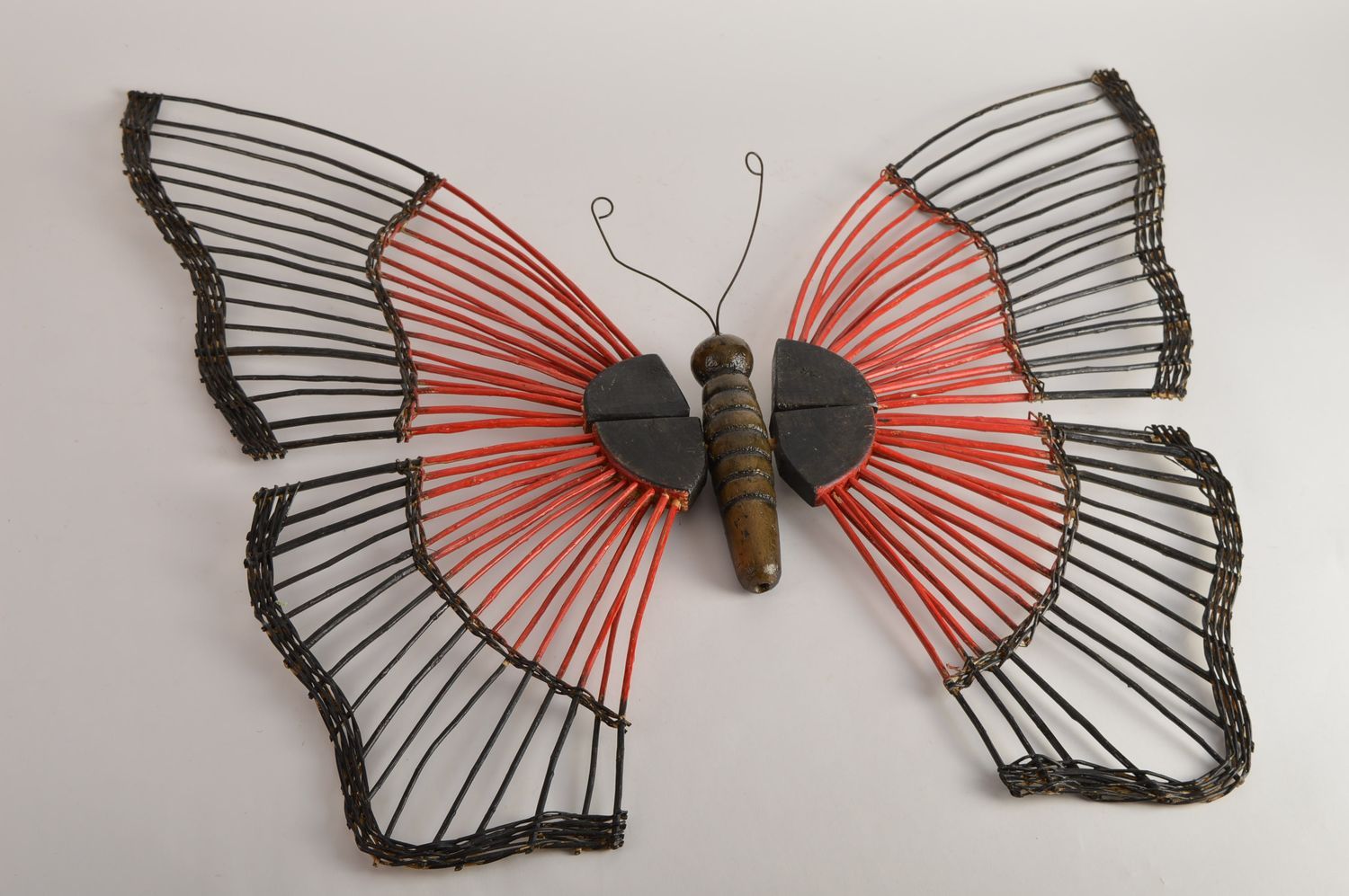 Изделие из лозы фигурка ручной работы в виде бабочки плетеной декор для дома фото 2