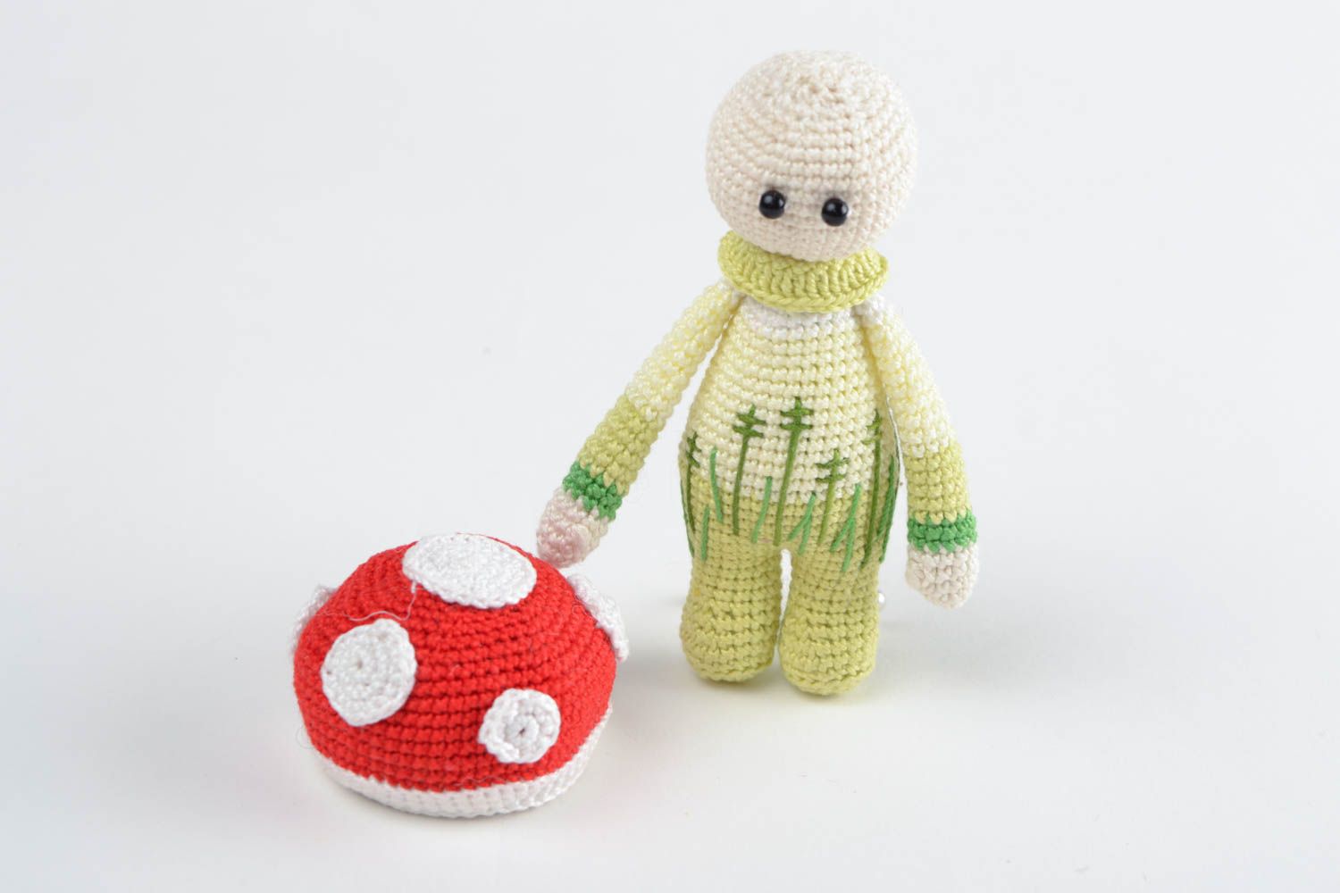 Jouet tricoté en coton au crochet fait main petit original en forme d'amanite photo 3