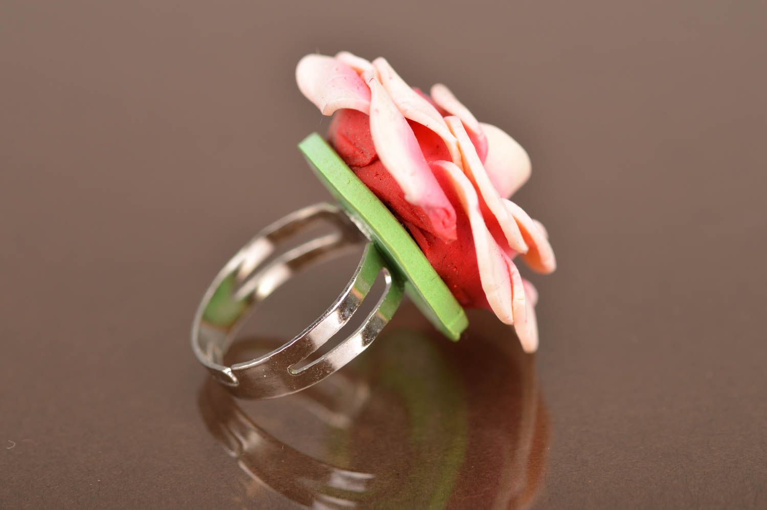Кольцо цветок из полимерной глины розовое в виде розы крупное ручная работа фото 4