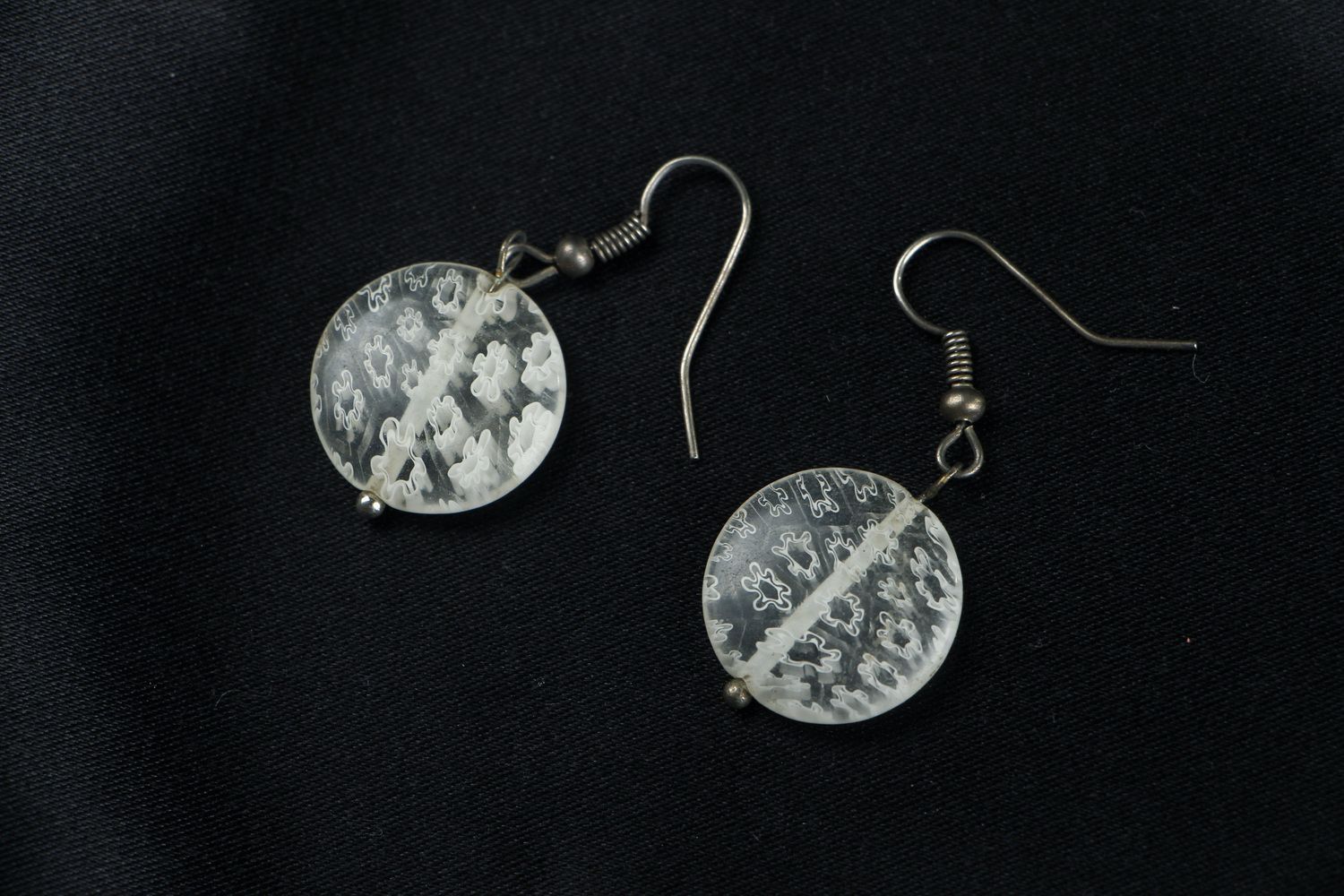 Boucles d'oreilles artisanales en verre et métal photo 1