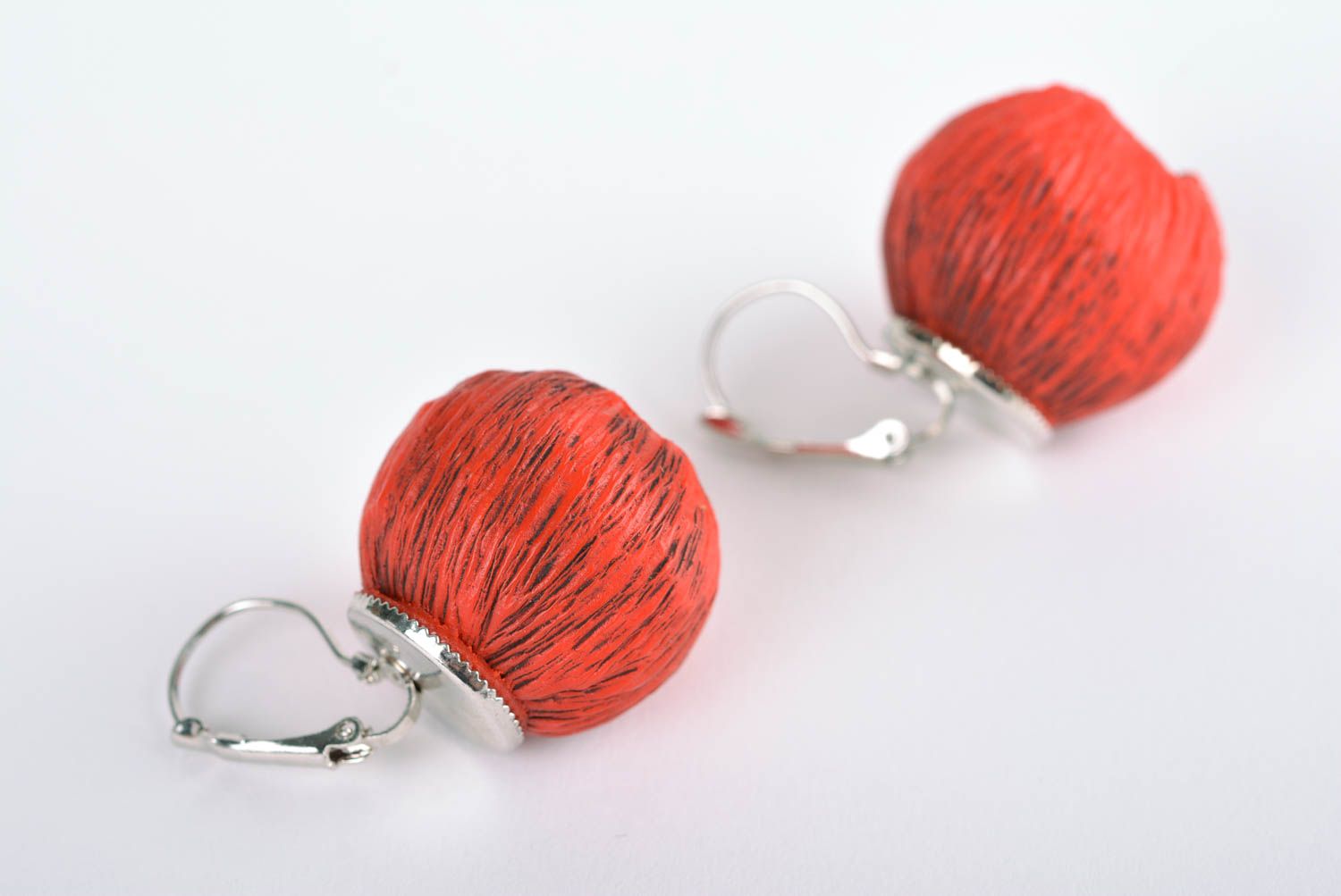 Orecchini belli in argilla polimerica fatti a mano accessorio rosso vivace
 foto 1