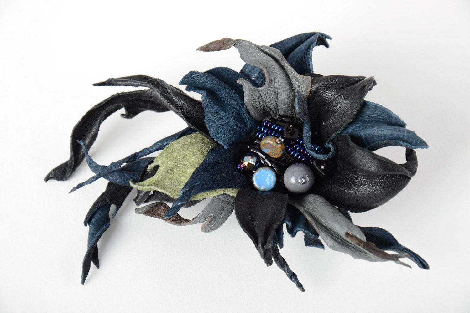 Handmade schwarze Brosche aus Leder in Form der Blume mit Glasperlen und Natursteinen  foto 3