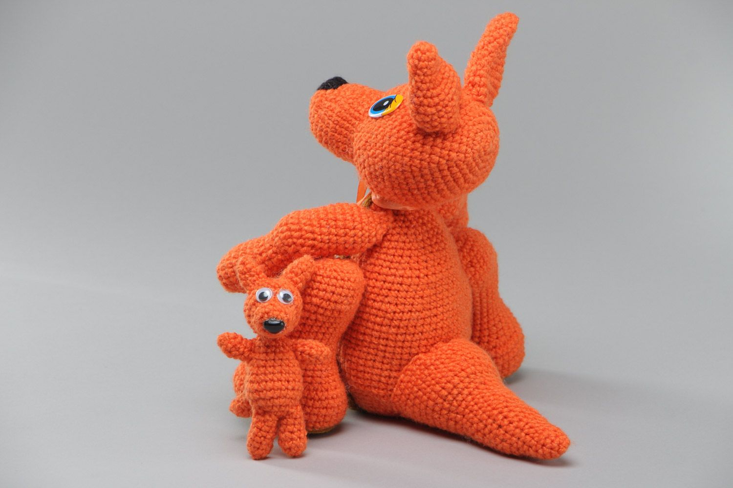 Мягкая игрушка вязаная крючком в виде кенгуру с детенышем оранжевая небольшая фото 3