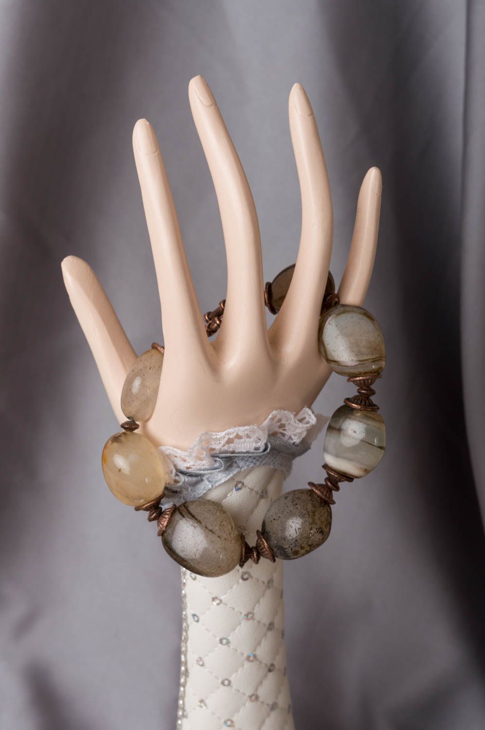 Bracelet en agate et laiton fin gris clair fait main original pour femme photo 1