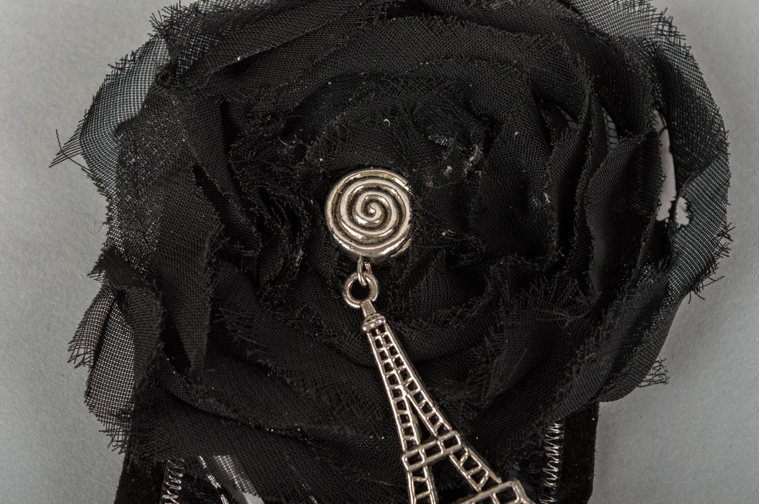 Schwarze feine handgemachte Brosche aus Leder mit Naturstein Achat Eiffelturm foto 4