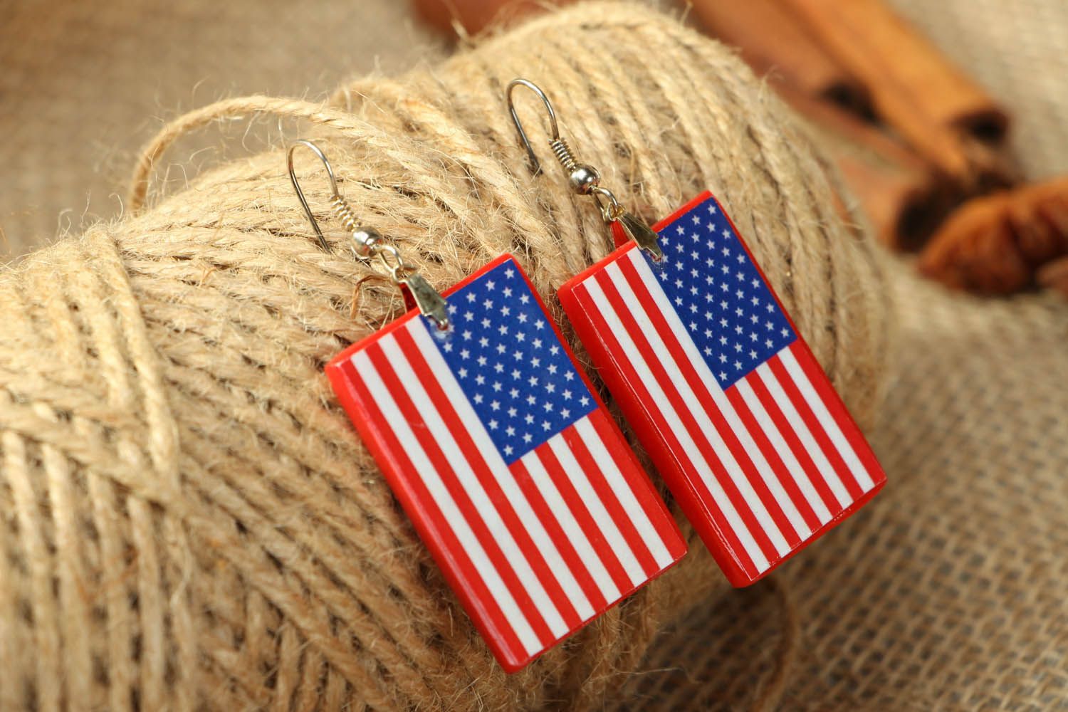 Brincos artesanais de cerâmica plástica e decorados com a imagem da bandeira dos Estados Unidos foto 3