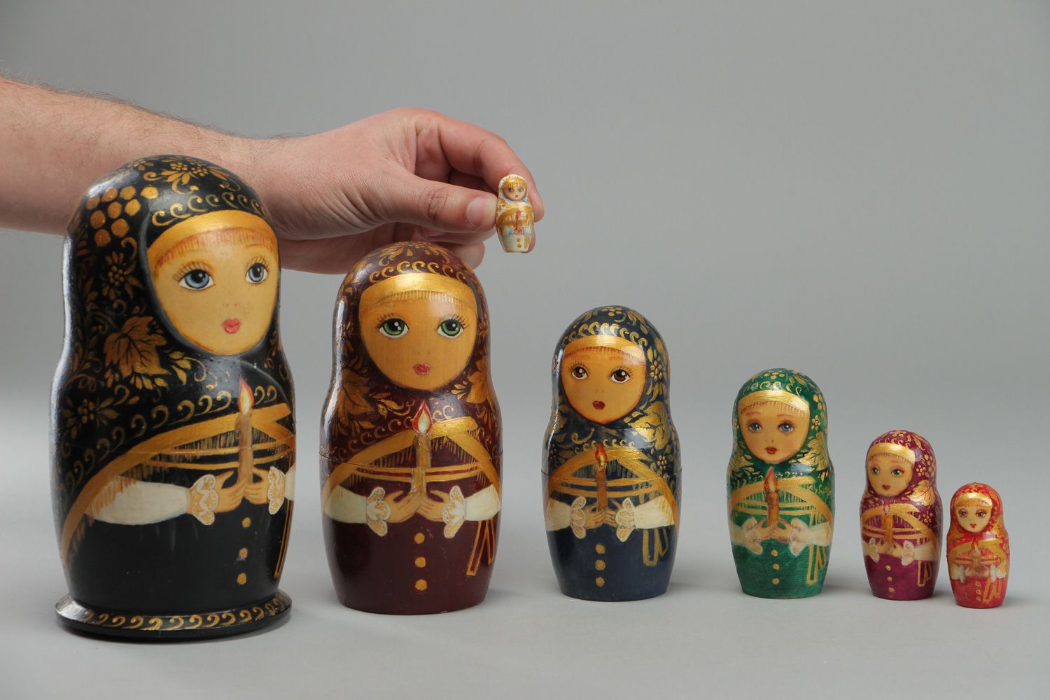 Matrioska de siete muñecas rusas hechas a mano de madera y pintadas foto 4