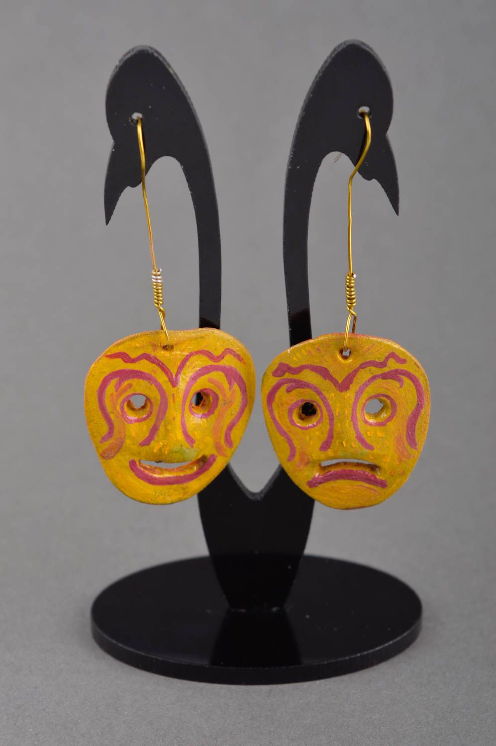Украшение ручной работы керамические серьги длинные красивые серьги Желтые маски фото 1