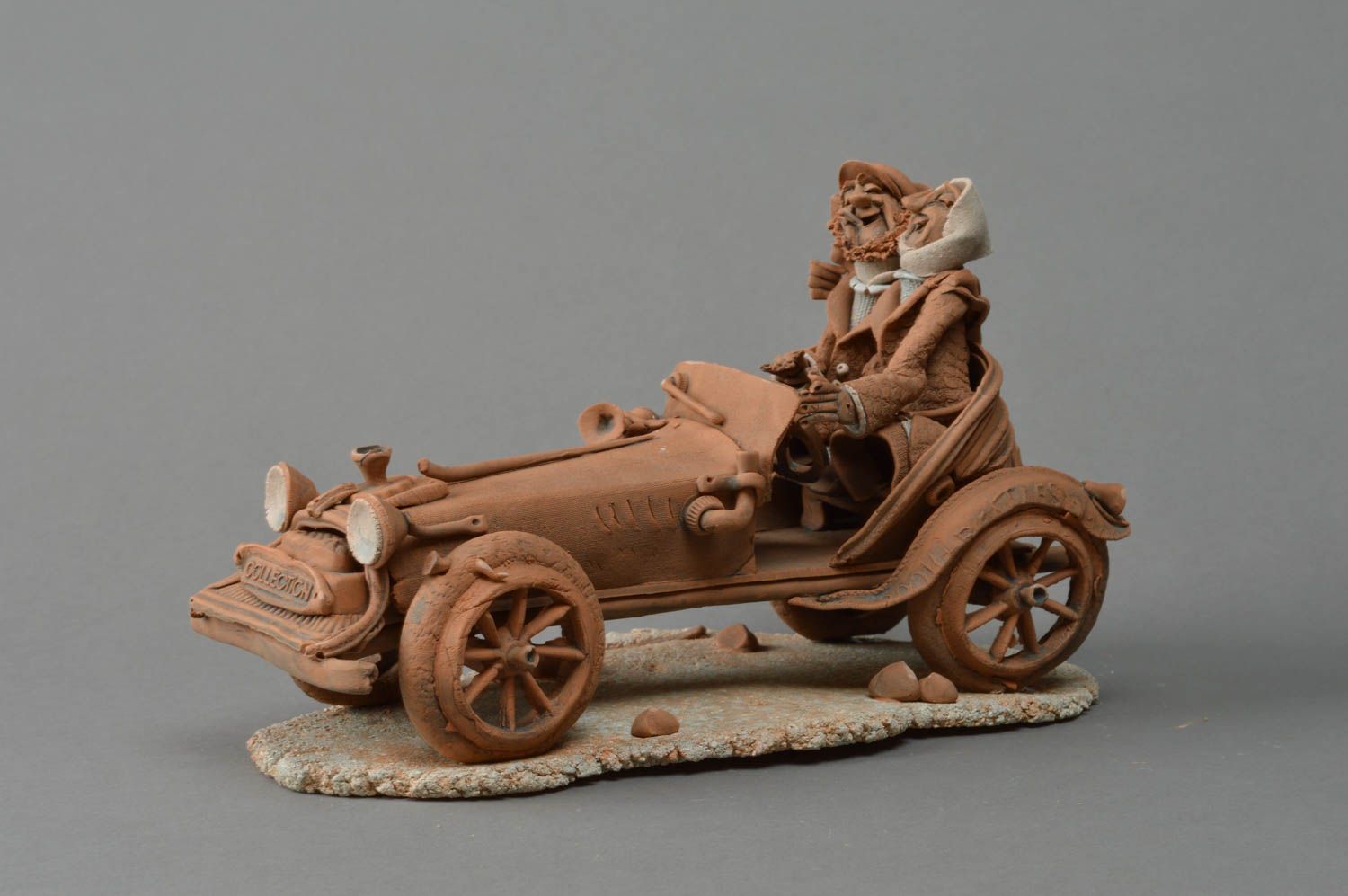 Необычная глиняная скульптура статуэтка ручной работы Пара в ретро-автомобиле фото 1