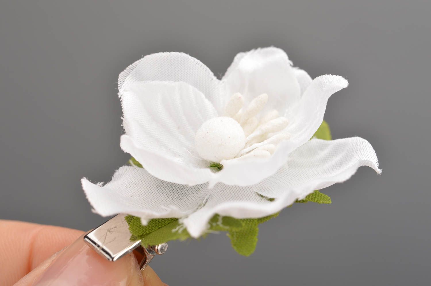Детская заколка для волос в виде белого цветка ручной работы оригинальная фото 3