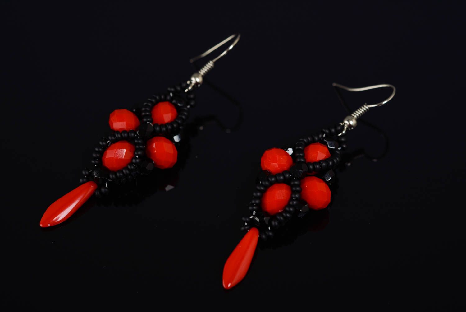 Longues boucles d'oreilles noir rouge perles de rocaille fantaisie faites main photo 1