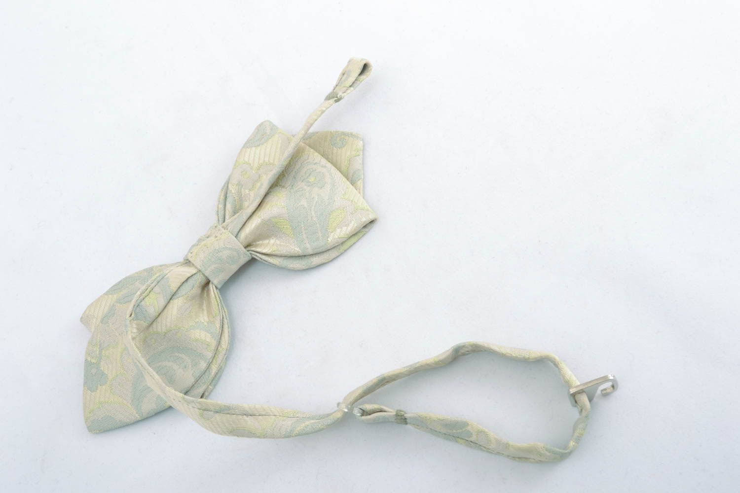 Модный галстук-бабочка серого цвета фото 2
