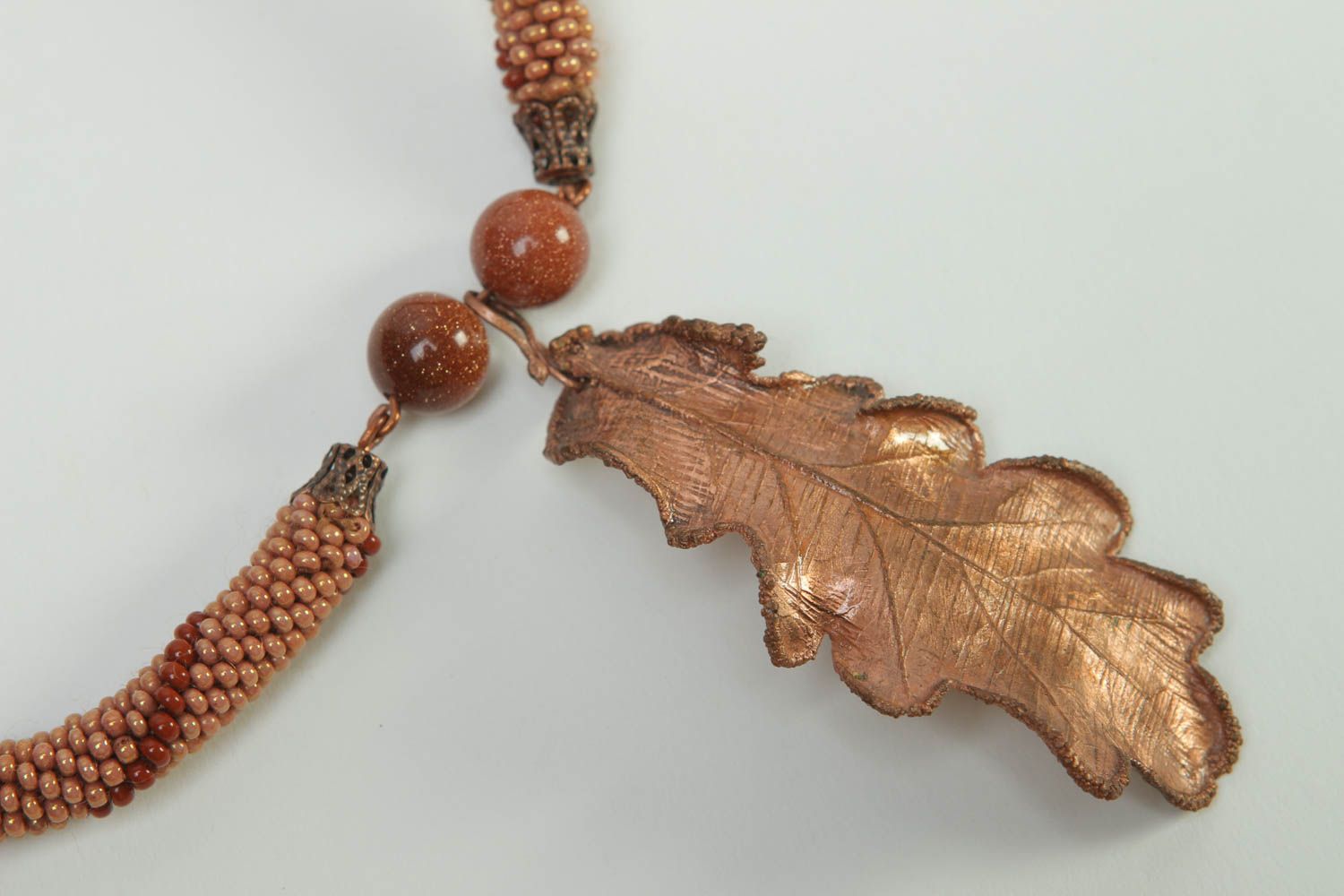 Колье из бисера украшение ручной работы коричневое ожерелье из бисера с листиком фото 4