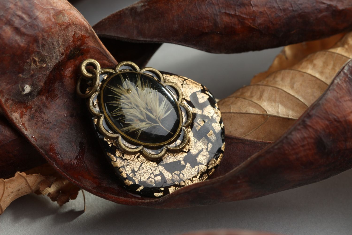Beautiful handmade floral pendant botanical jewelry epoxy pendant design photo 1