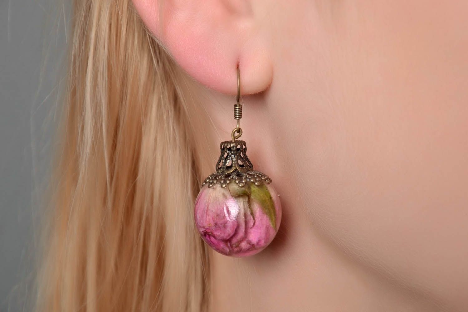 Boucles d'oreilles roses avec fleur faites main photo 4