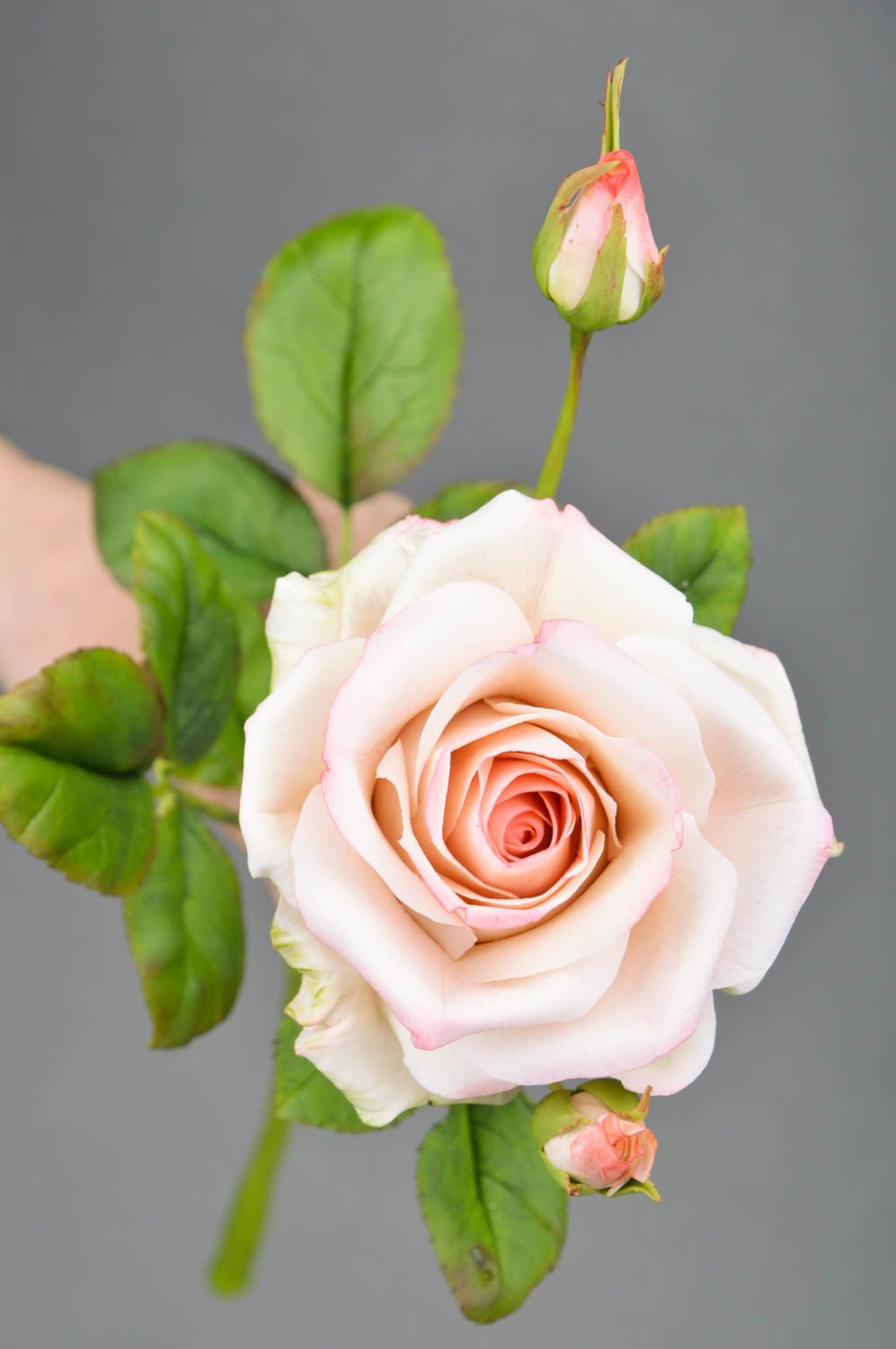 Искусственная роза из полимерной глины красивая с бутонами розовая ручной работы  фото 5