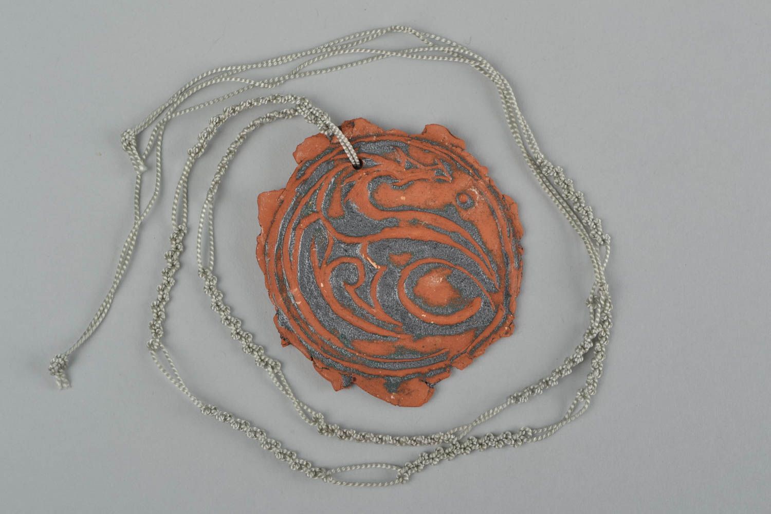 Керамическое украшение кулон ручной работы подвеска на шею круглая коричневая фото 3