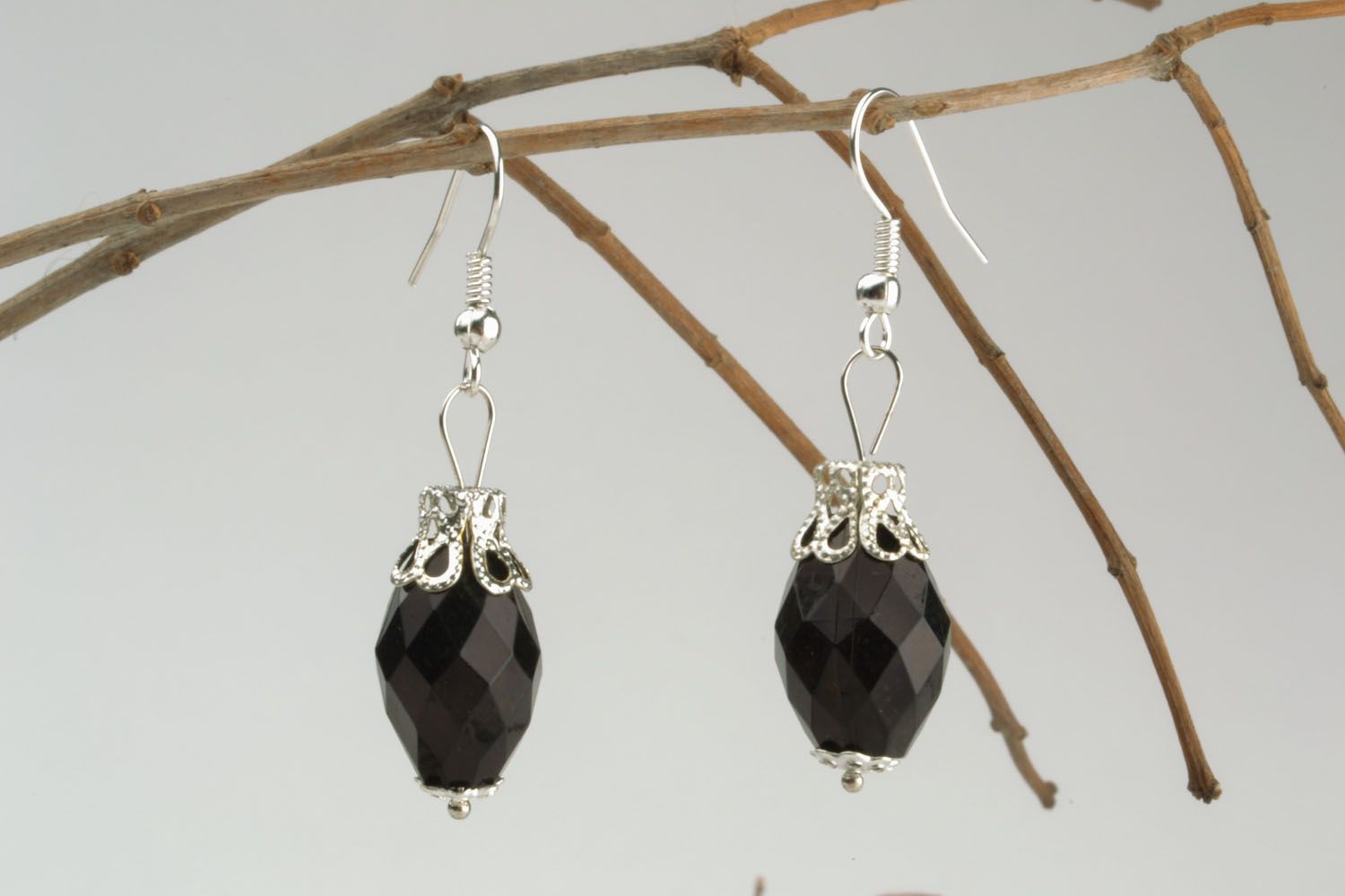 Boucles d'oreilles pendantes en perles noires photo 1
