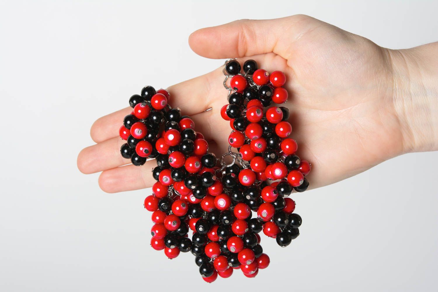 Collier volumineux en perles céramiques fait main noir-rouge sur chaîne photo 3