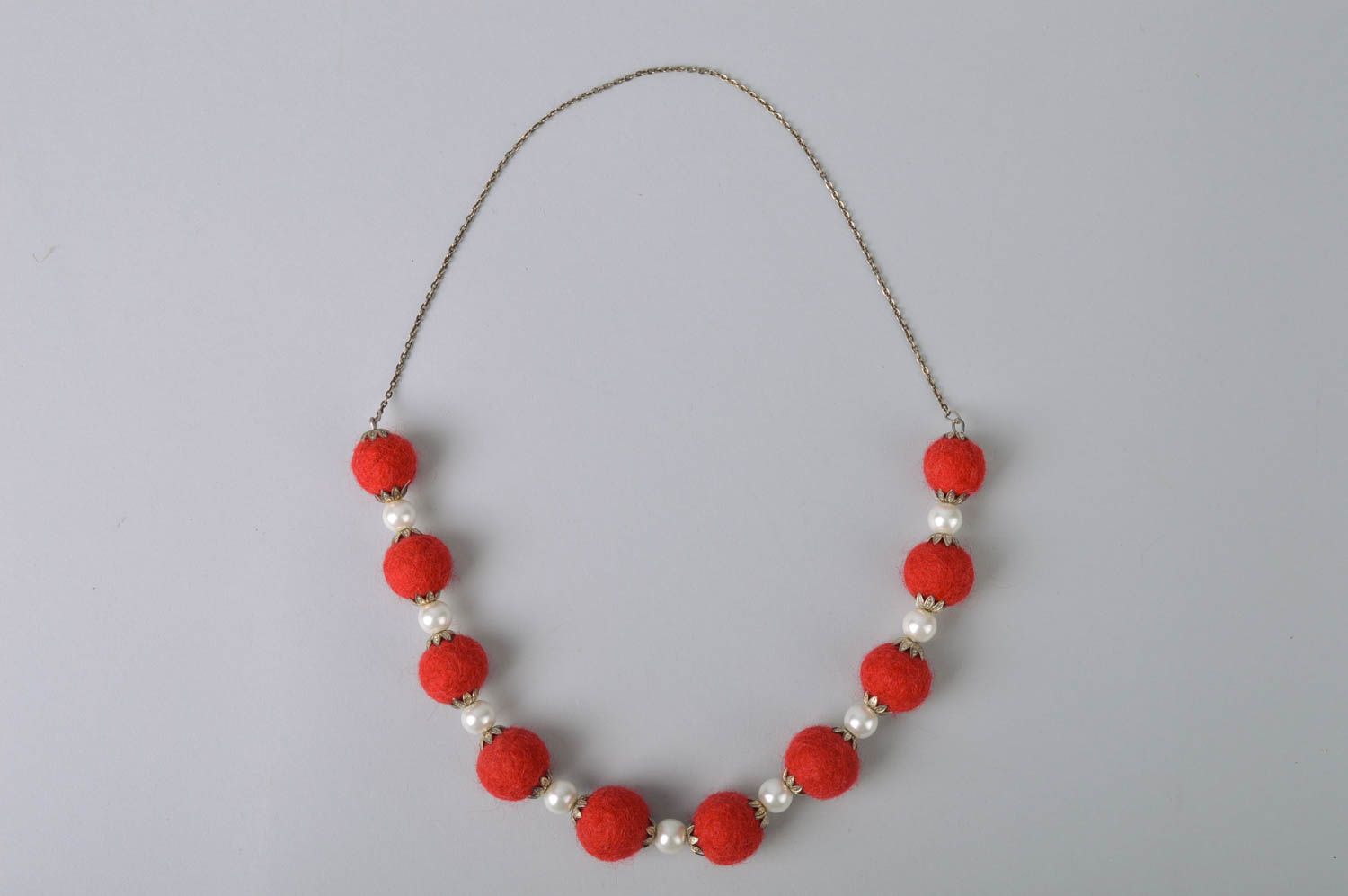 Collar original hecho a mano de fieltro rojo artesanal con perlas artificiales foto 2