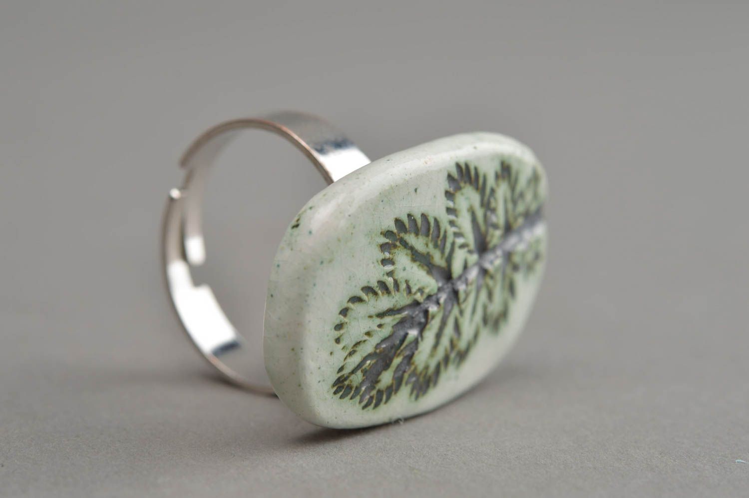 Origineller grüner schöner handgemachter Ring aus Ton für Frauen mit Glasur foto 3