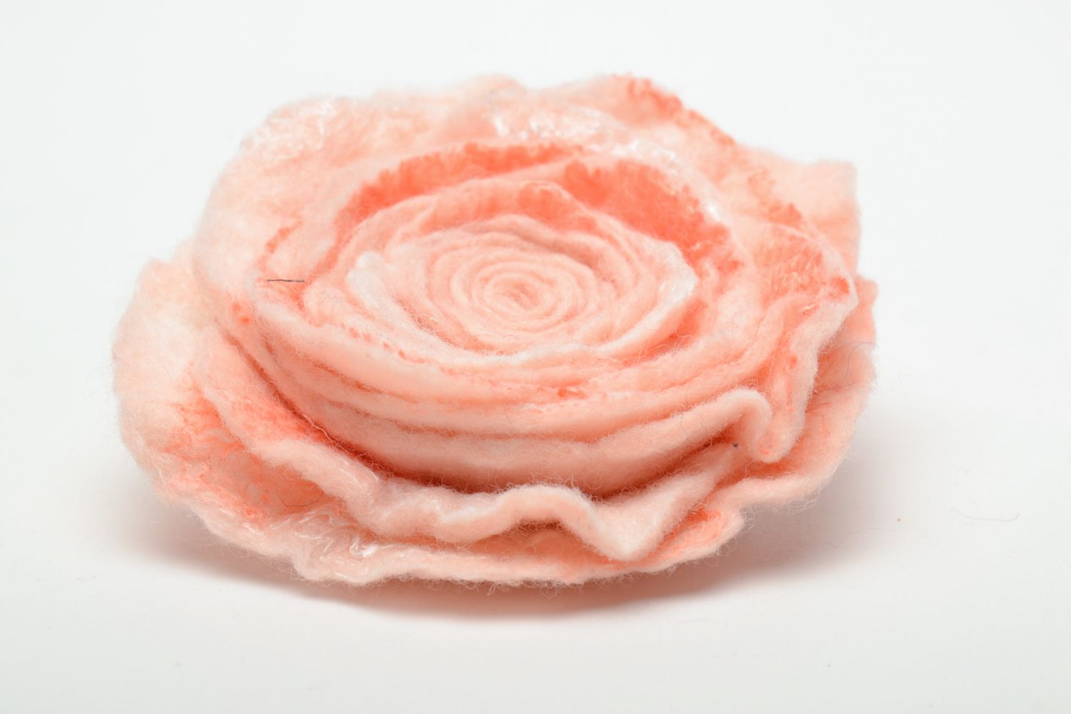 Broche en laine feutrée fleur de rose  photo 4