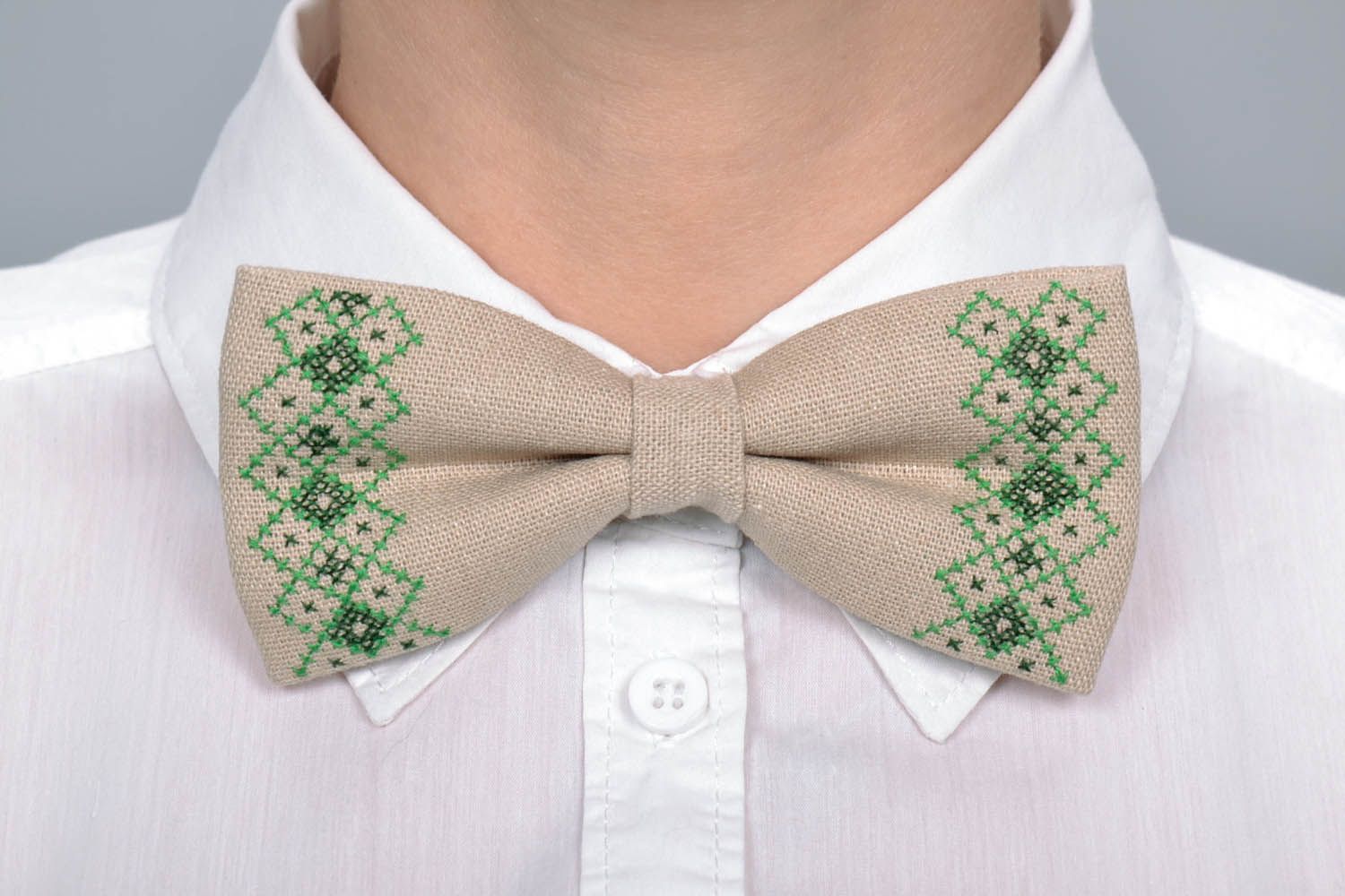 Embroidered bow tie photo 5