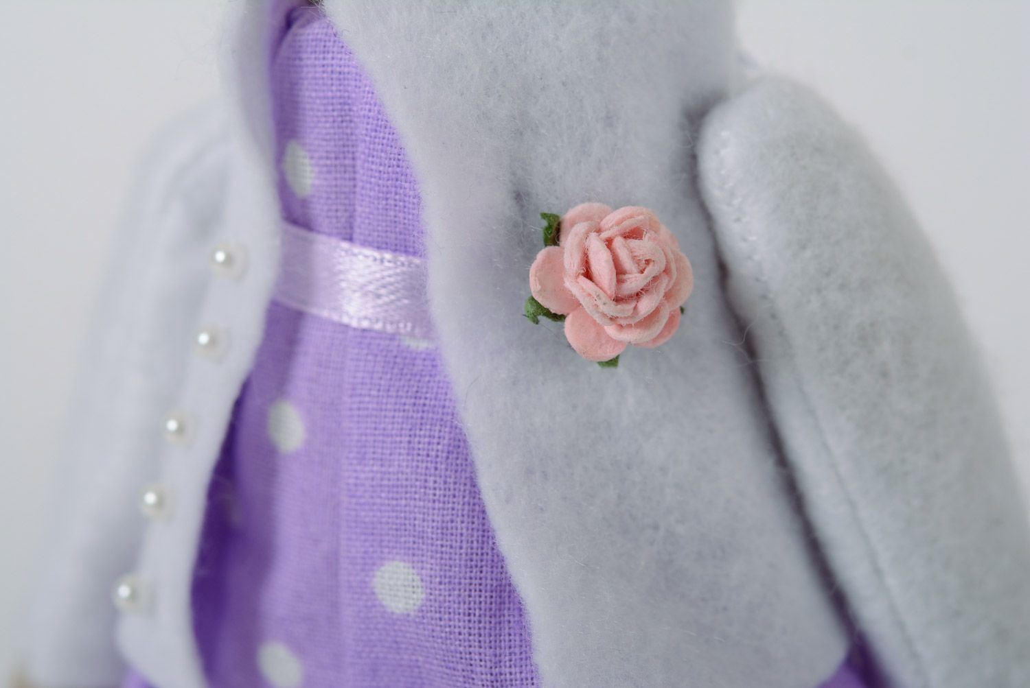 Juguete decorativo hecho a mano con forma de liebre de algodón y tricó de color lila foto 4