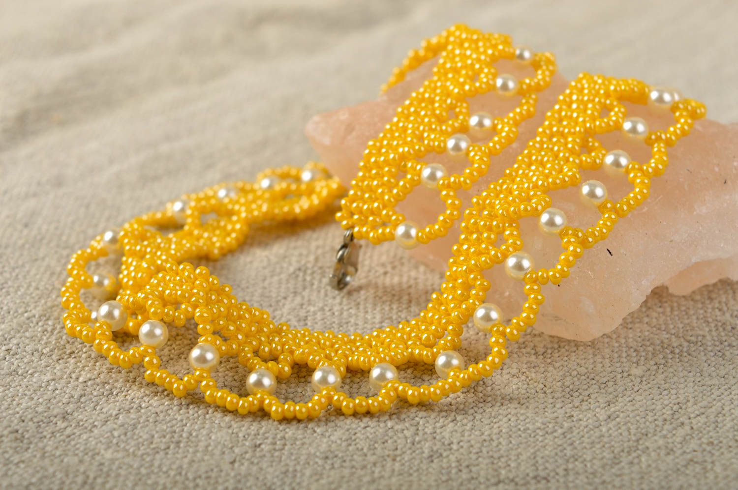 Collier en perles de rocaille Bijou fait main jaune avec perles Cadeau femme photo 1