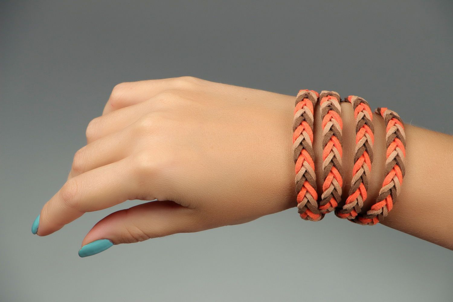 Bracelet fait main en daim de couleurs orange et marron  photo 4