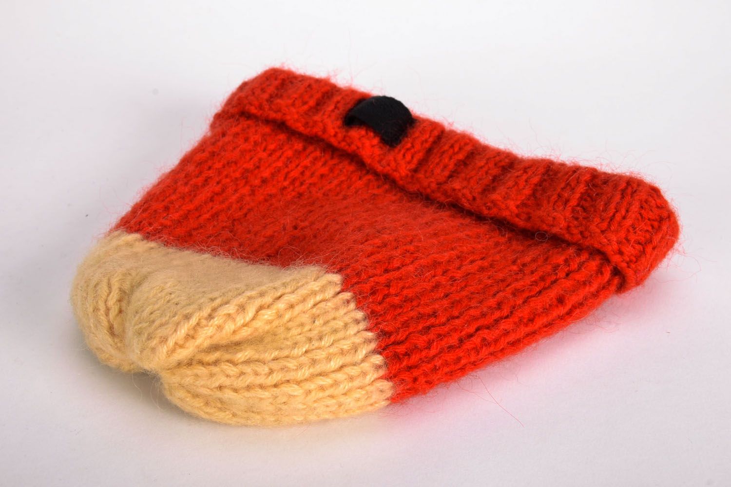 Red knitted hat photo 2