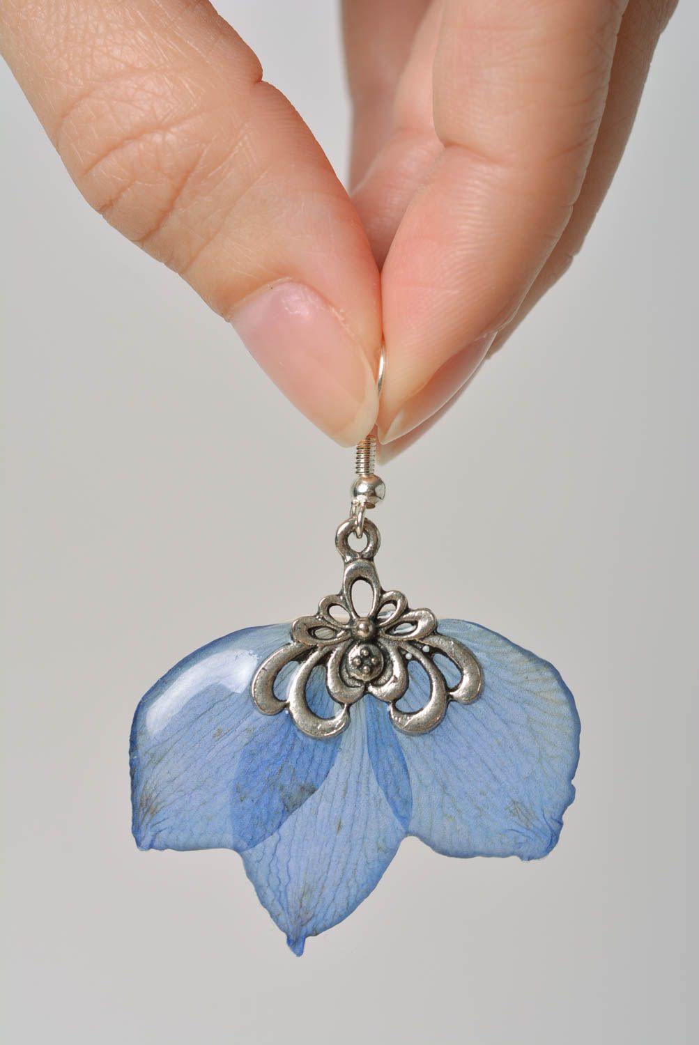 Boucles d'oreilles en résine époxy faites main avec fleurs séchées bleues photo 2