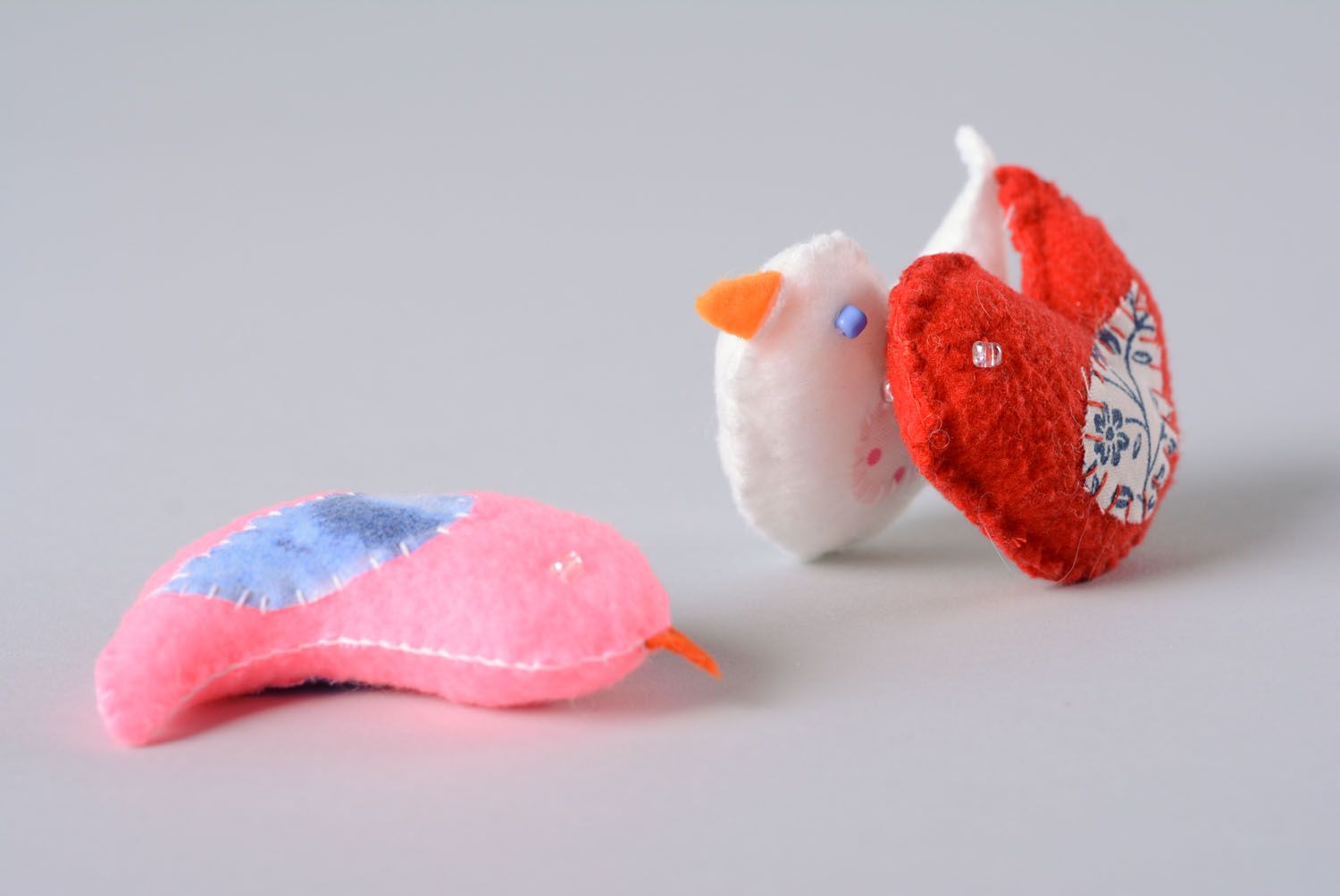 Ensemble des jouets oiseaux en tissu faits main aromatisés rose rouge et blanc photo 4