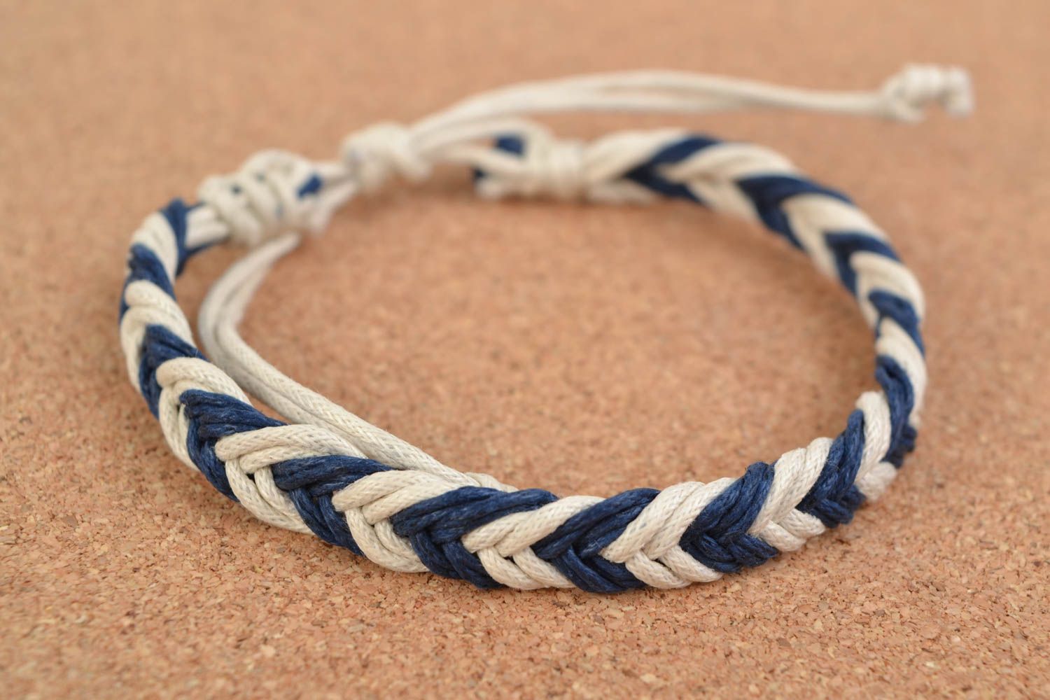 Браслет из вощеной нити плетеный двухцветный белый с синим модный ручная рабаота фото 1