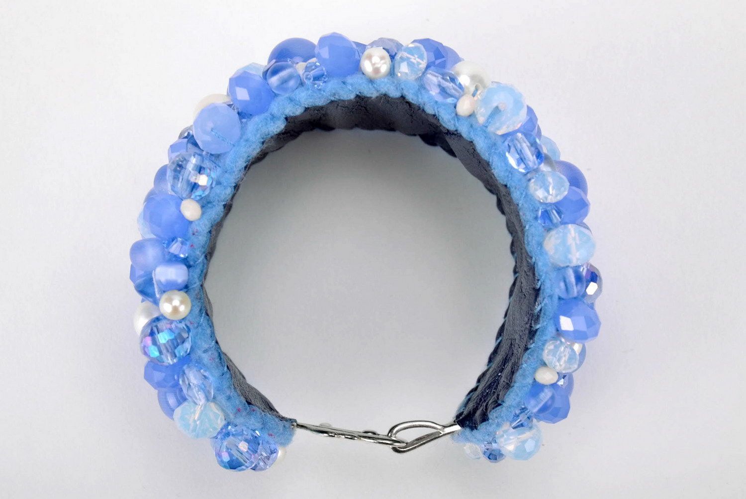 Pulseira artesanal com cristais azuis e pérolas foto 4