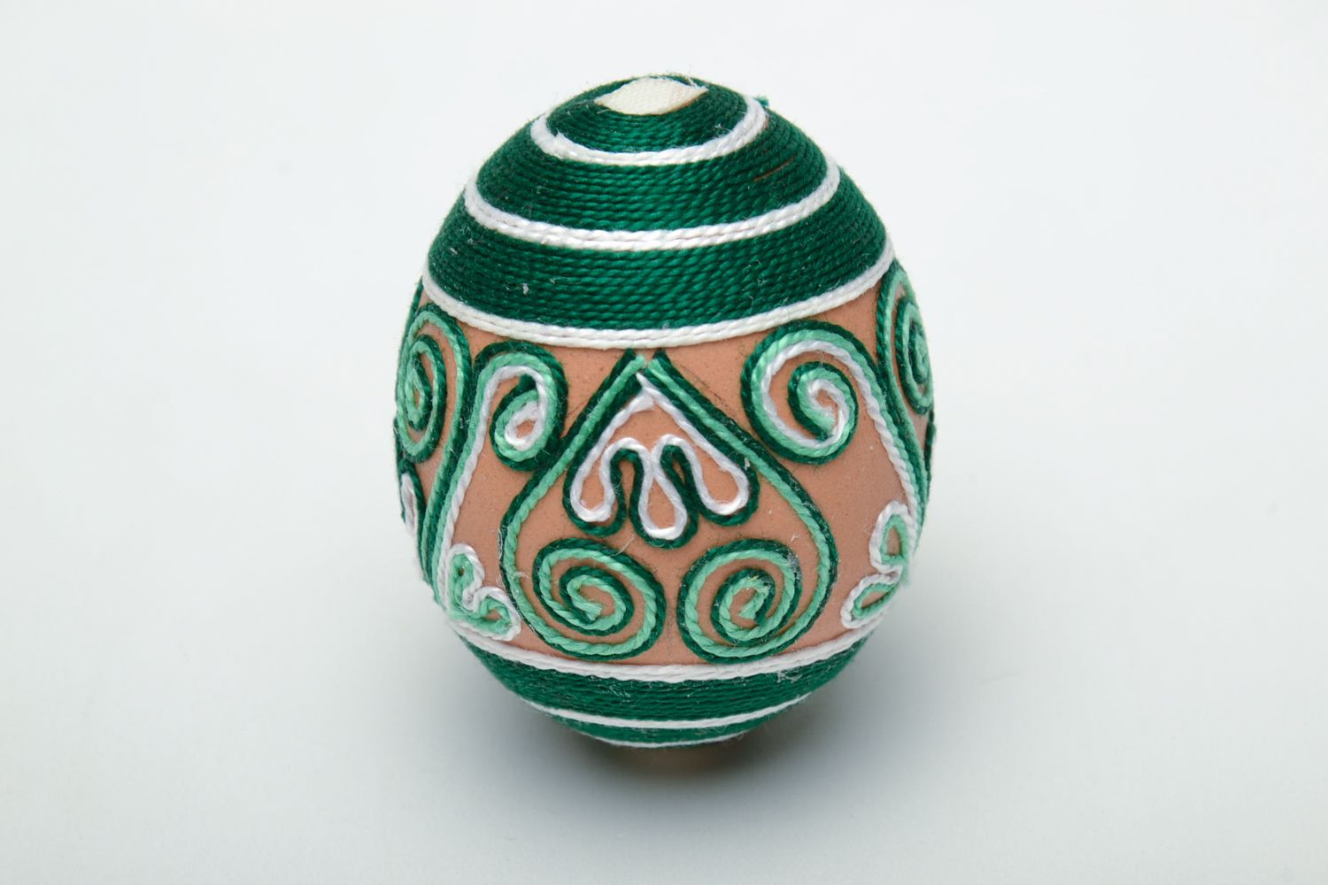 Bel oeuf de Pâques fait main original décoré de fils en soie de couleur verte photo 2