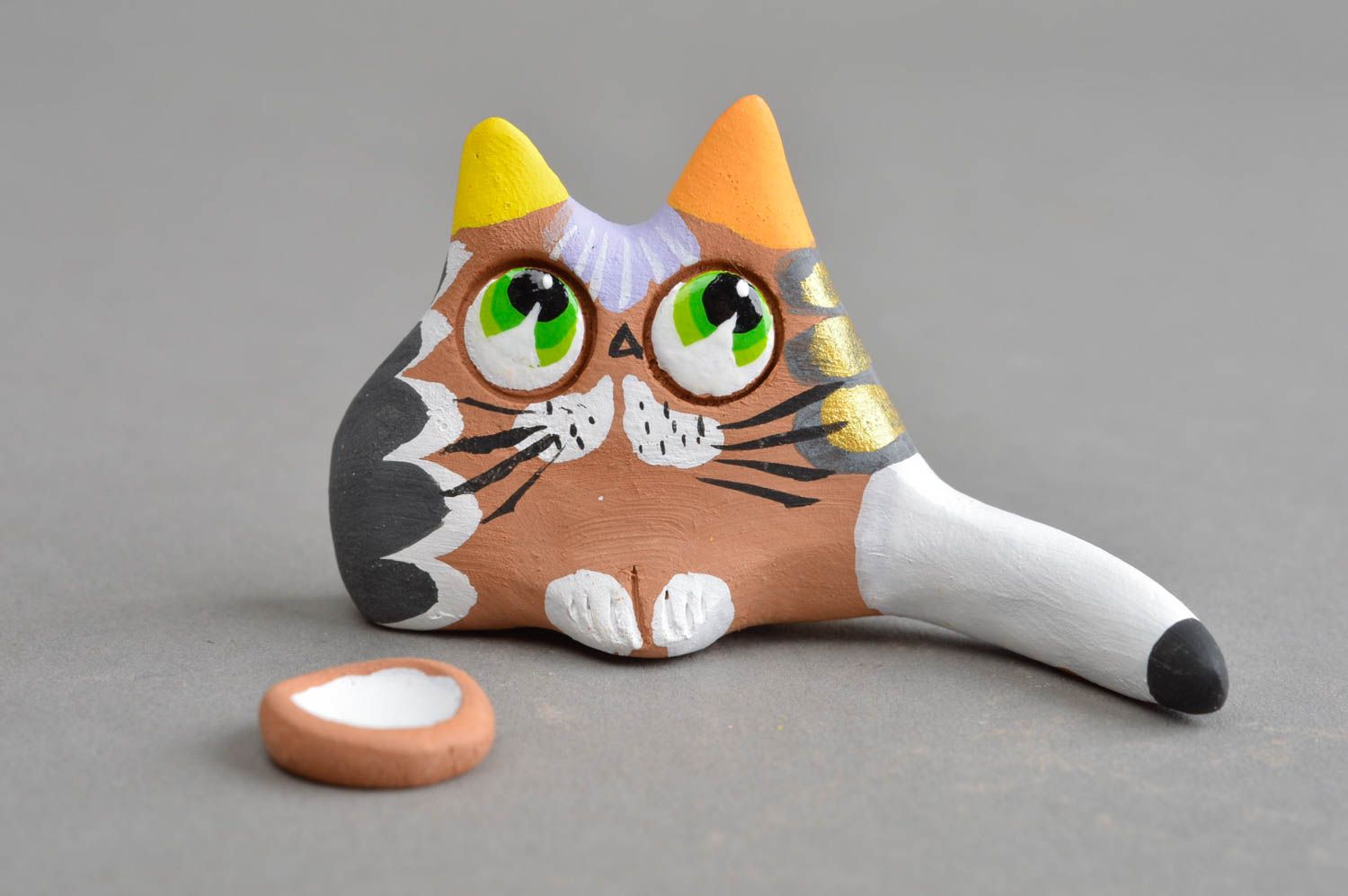 Керамический сувенир ручной работы кот коричнево серый с хвостом и миской фото 4