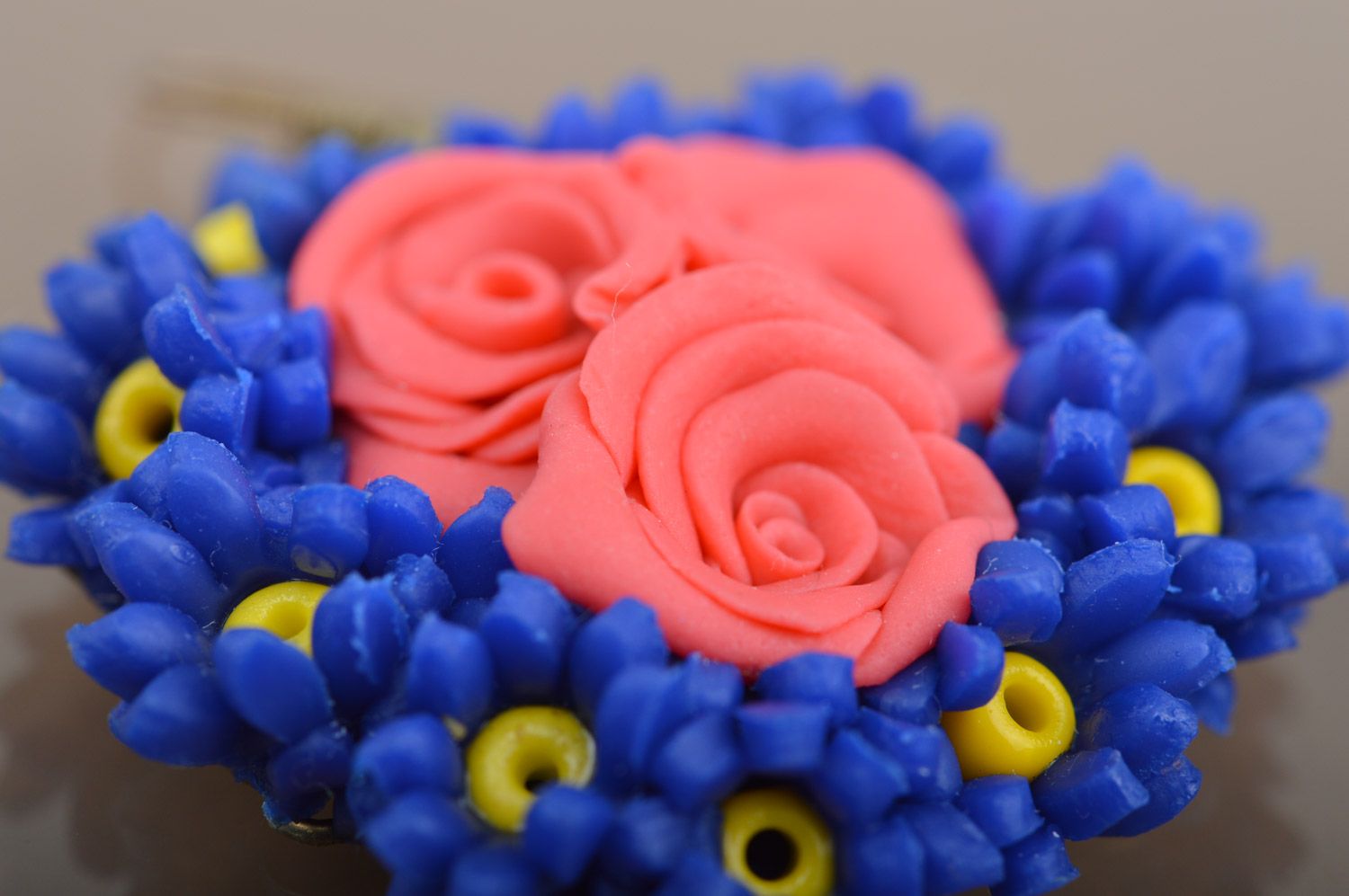 Grandes boucles d'oreilles avec fleurs en pâte polymère bleu rose faites main photo 4