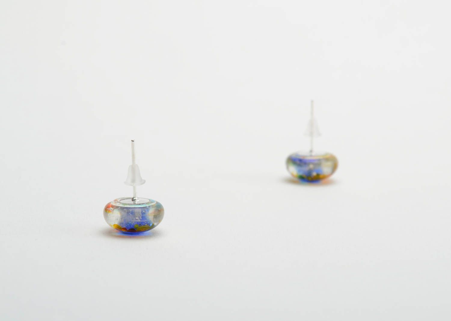 Маленькие серьги гвоздики цветные круглые из стекла в технике фьюзинг хэнд мейд фото 4